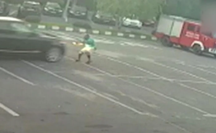 
    Agresorul se numeşte Burhan Eralp şi este fratele "regelui biscuiţilor", patronul unei fabrici de profilul unei fabrici de profilFoto: observatornews.ro  