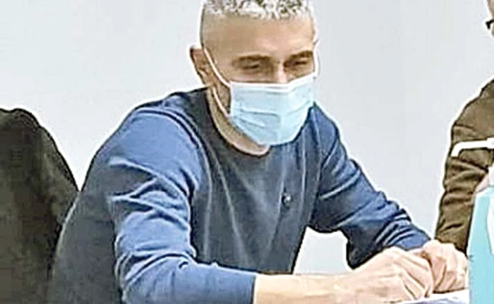 
    Gabriel Dima a fost  viceprimar de comună  timp de doi ani, a lucrat  ca şofer de tir, iar în  prezent este ambulanţier  în cadrul SAJ Prahova  