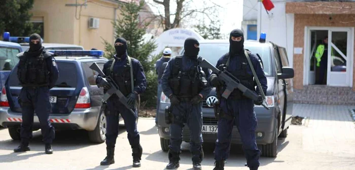 Poliţiştii au efectuat percheziţii la mai multe percheziţii în Cluj, Oradea şi Arad. FOTO: Arhivă