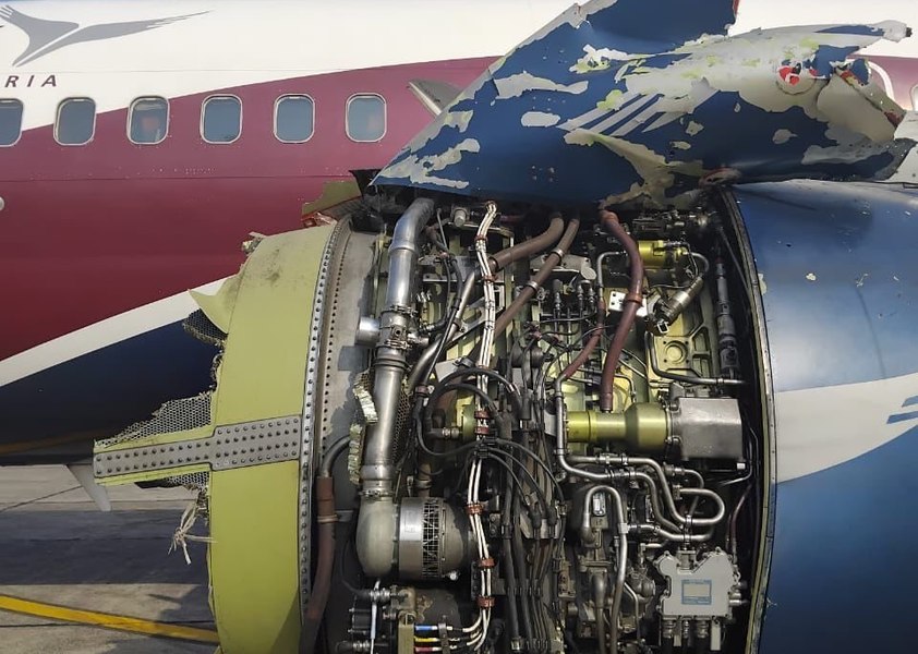 „O bubuitură puternică”. Pasagerii unui Boeing 737, îngroziți după ce unul dintre motoarele aeronavei s-a defectat în zbor. Aterizare de urgență