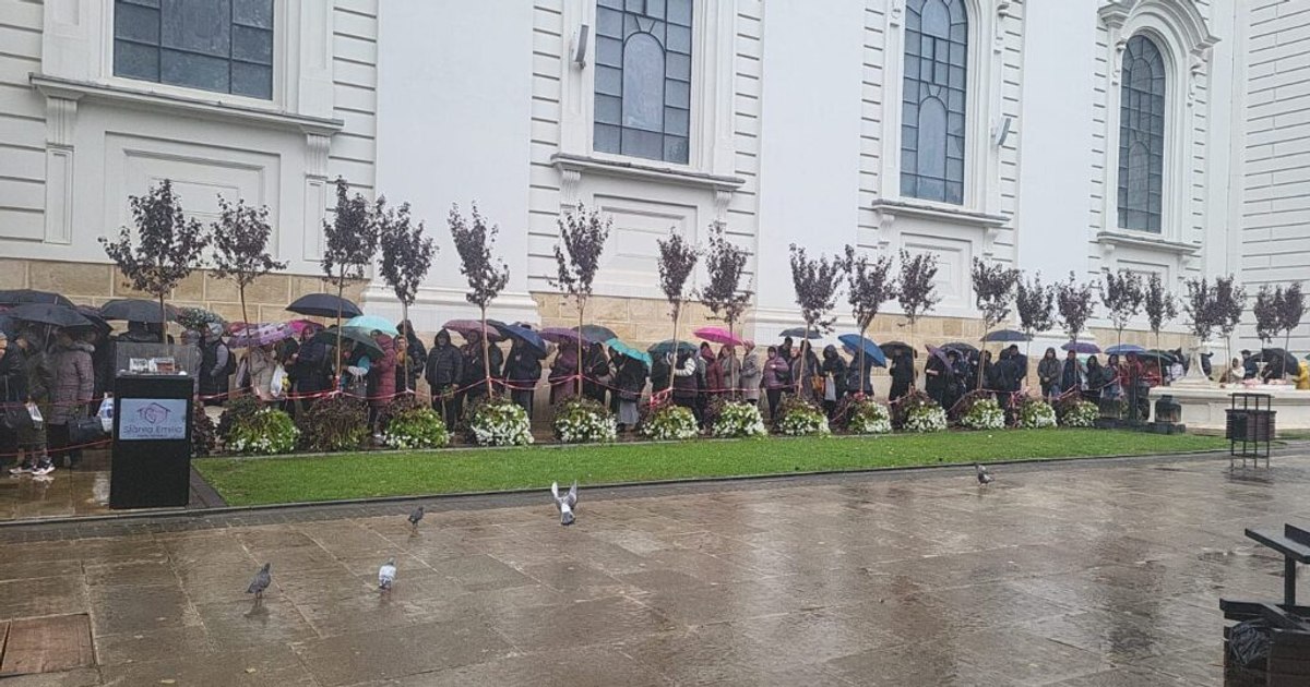 Pelerinaj la Iași. Timpul de așteptare va atinge 20 de ore