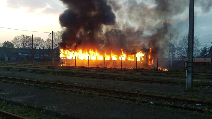Potrivit pomperilor incendiul din Gara Timisoara a fost declanșat de oamenii străzii