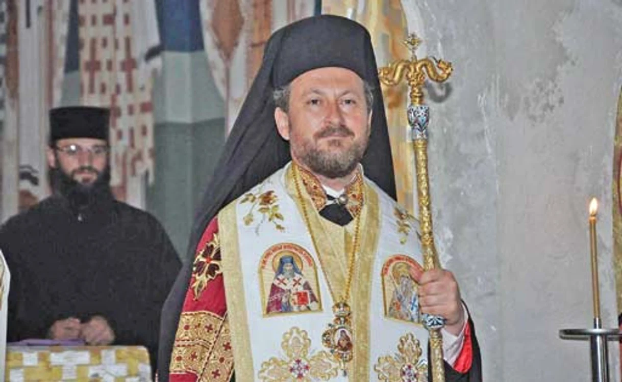 
    Episcopul de Huşi ţine,  în continuare, slujbe  