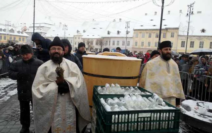 Preotii si credinciosii s-au strans in centrul Sibiului - Fotografii Ramona Găină