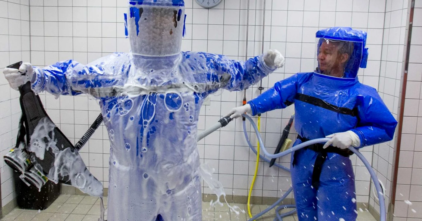 Ebola - Doi medici intr-o camera de dezinfectie din Berlin FOTO Reuters 