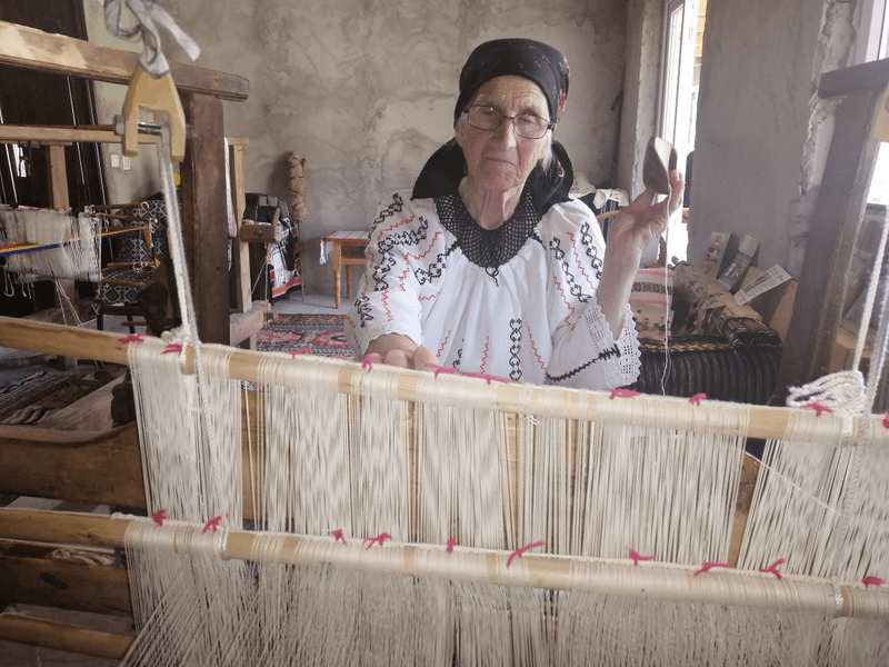 Țesătoarele românce care au impresionat francezii. Breasla de sătence care promovează cultura tradițională