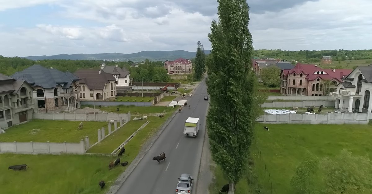 Nyzhnia Apsha, satul ucrainenilor bogați de la granița cu România. Locul unde palatele stau mai mult goale decât locuite