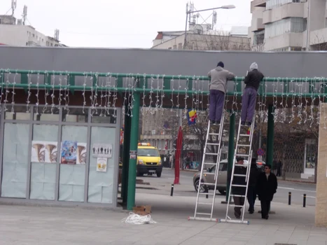 Focşani se montează instalaţiile luminoase