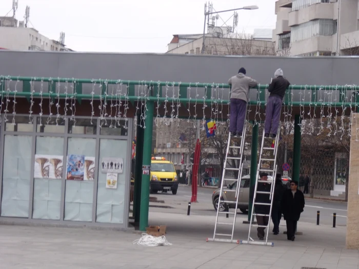 Focşani se montează instalaţiile luminoase