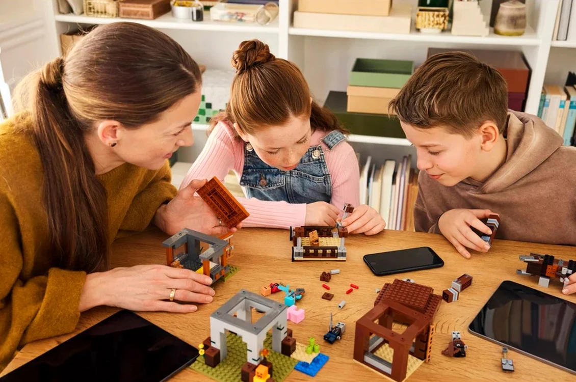 Familie distrându-se în timpul construirii unui set Lego Minecraft Foto Game.com
