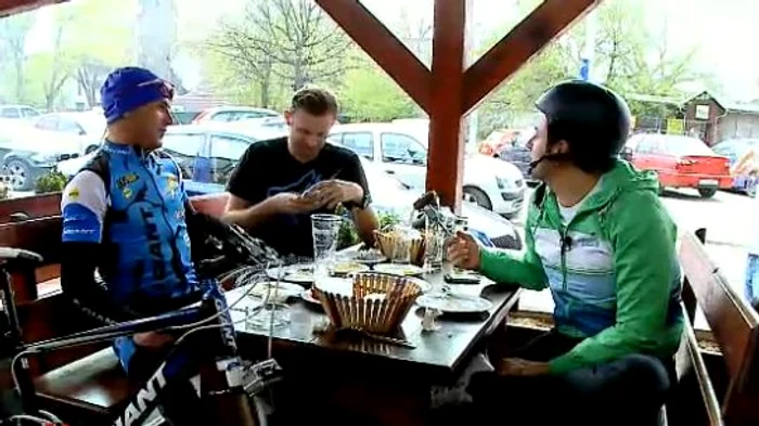 Măruţă şi-a cinstit prietenii cu mici (captură: PRO TV)