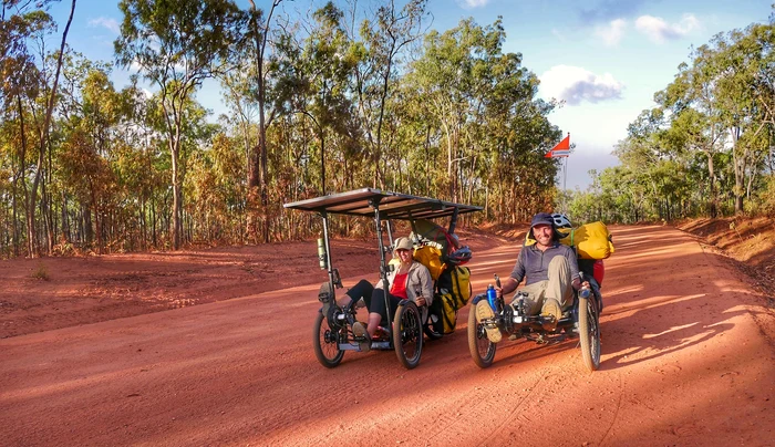 De aproape un an, cei doi străbat Australia FOTO Radu Păltineanu