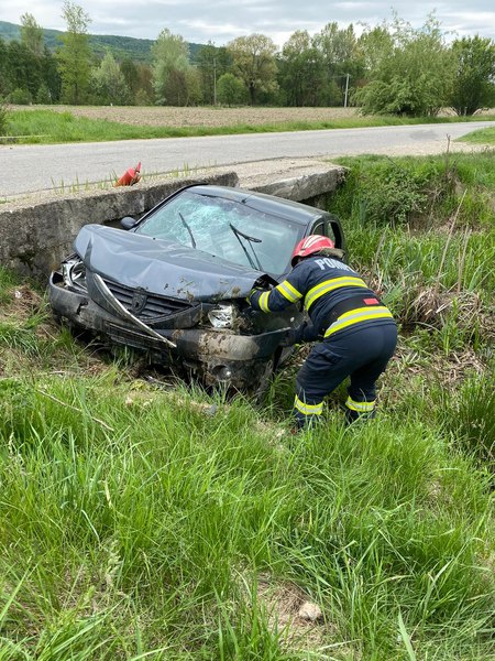 O fetiță de 10 luni a murit și alte trei persoane, printre care un băiat de 13 ani, sunt rănite în urma unui accident produs în Argeș
