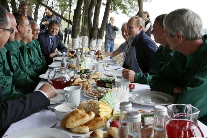 Preşedintele rus, Vladimir Putin a fost servit cu borş tradiţional şi compot