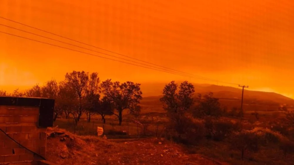 Peisaj apocaliptic în Grecia: Cerul Cretei a devenit portocaliu în urma unei furtuni de nisip