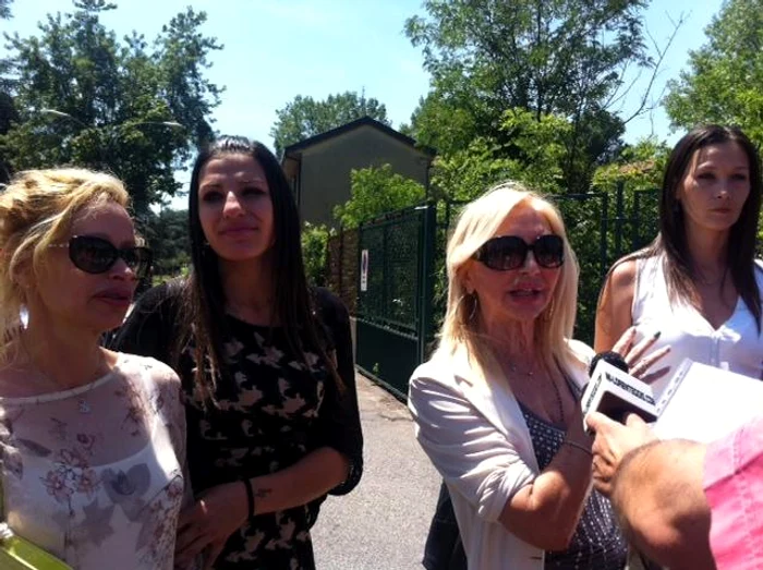 Cele trei fac parte din organizaţia de femei a Forza Italia, partidul fostului premier italian