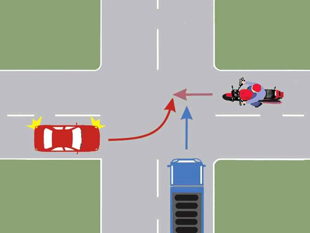 Motocicleta va trece prima în intersecție