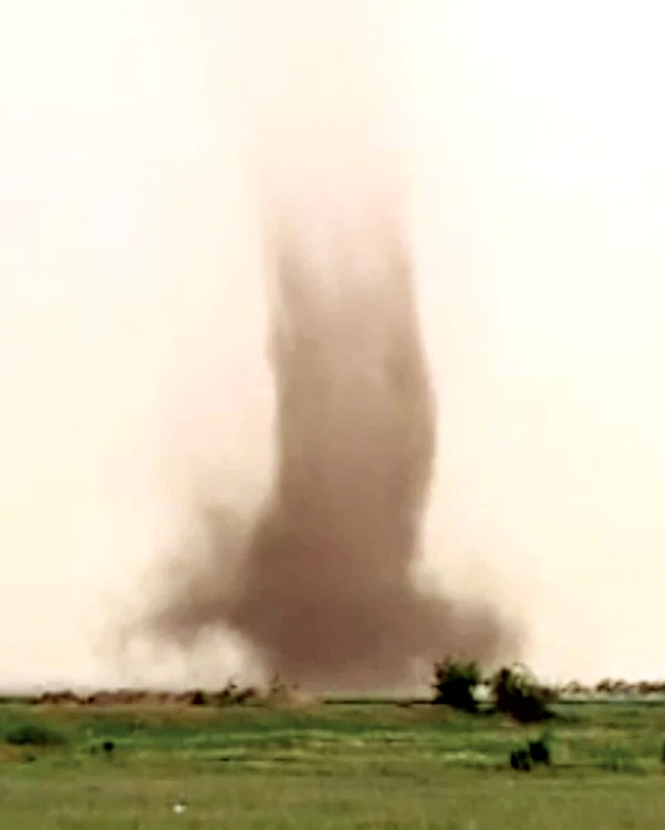 Vârtejul s-a format pe câmp, apoi a măturat o fermă aflată la marginea comunei Silistraru. Din fericire, fără pagube