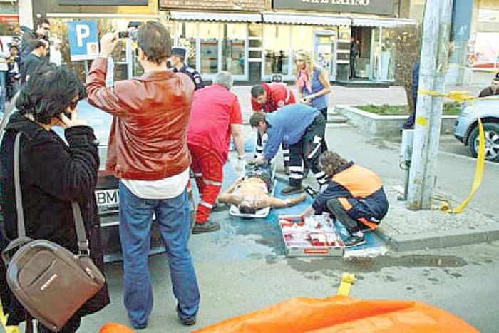 Medicii i-au acordat primul ajutor bărbatului la locul incidentului