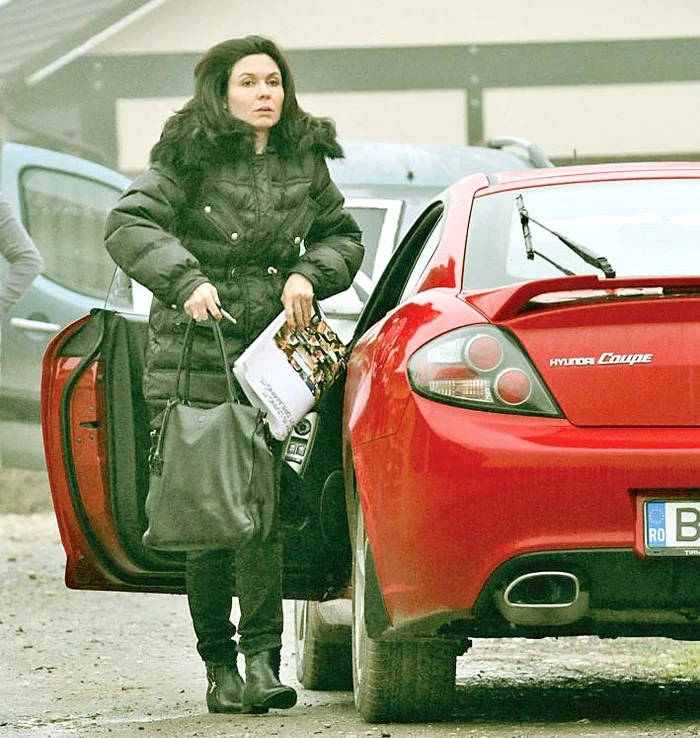 Mihaela Steriu,  fosta iubită  a pilotului,  va locui la etaj