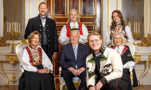 Regina Sonja, Printul Haakon, Printesa Mette Marit, Regele Harald al Norvegiei, Printul Sverre Magnus si fratii sai   Heiko Junge NTB, Curtea Regala jpg