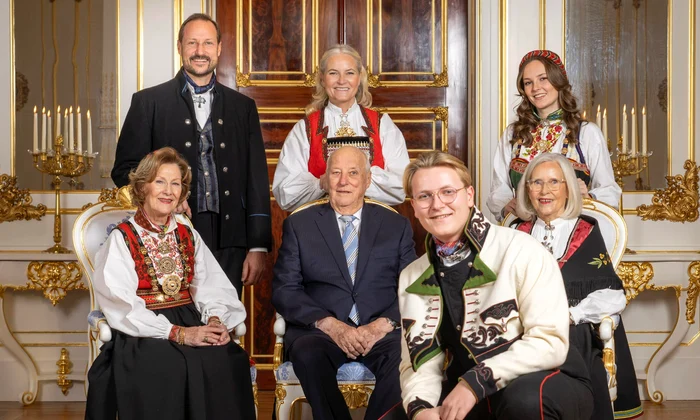 Regina Sonja, Printul Haakon, Printesa Mette Marit, Regele Harald al Norvegiei, Printul Sverre Magnus si fratii sai   Heiko Junge NTB, Curtea Regala jpg