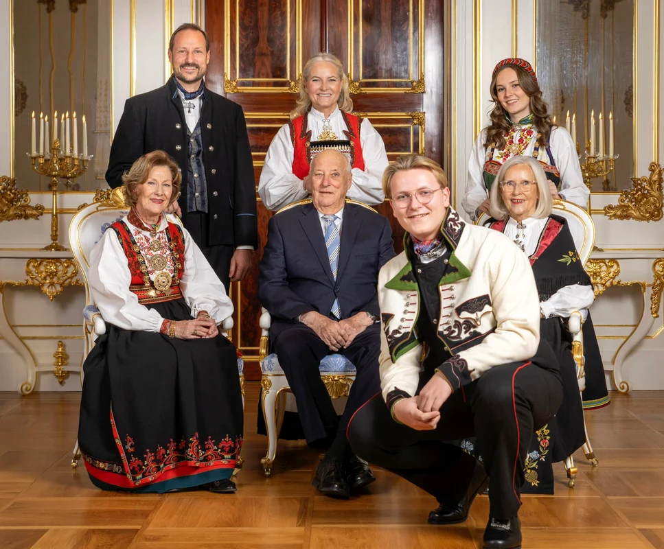 Regina Sonja, Prințul Haakon, Prințesa Mett-Marit, Regele Harald al Norvegiei, Prințul Sverre Magnus și Prințesa Ingrid Alexandra și Marit Tjessem. FOTO: Heiko Junge NTB, Curtea Regală