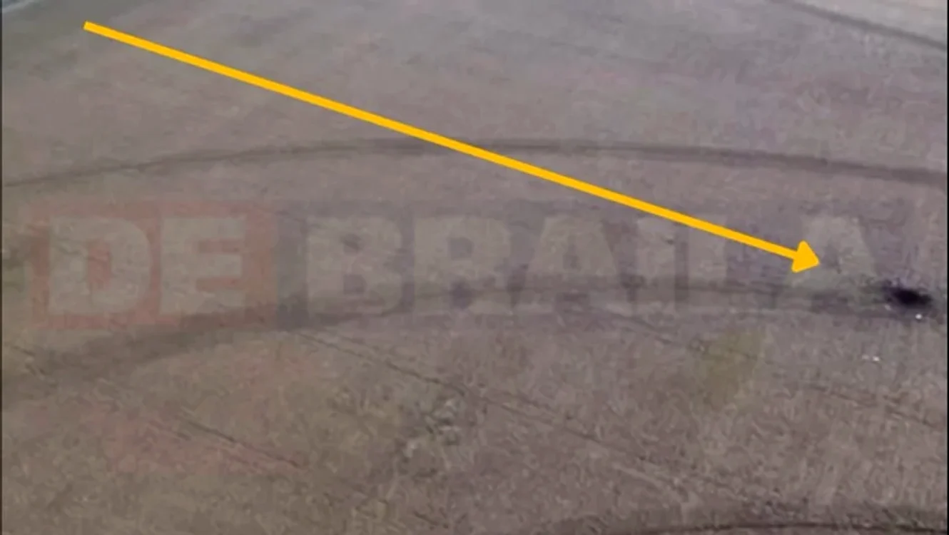 Craterul produs de prăbușirea dronei Foto debraila.ro