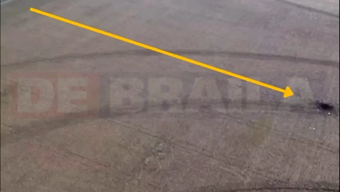 Craterul produs de prăbușirea dronei Foto debraila.ro