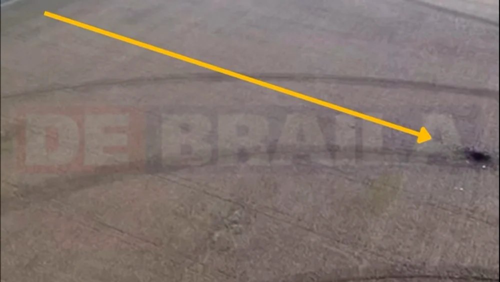 „NU ATINGE!” scrie pe o bucată din drona prăbușită în Brăila. Ce spun specialiștii despre acest incident „NU ATINGE!” scrie pe o bucată din drona prăbușită în Brăila. Ce spun specialiștii despre acest incident