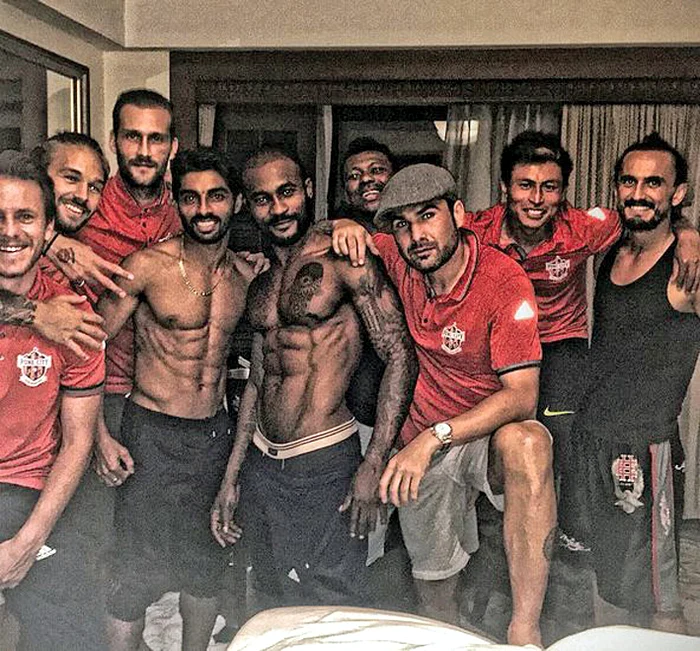 În lipsă de altceva, românul face poze cu coechipierii în vestiar