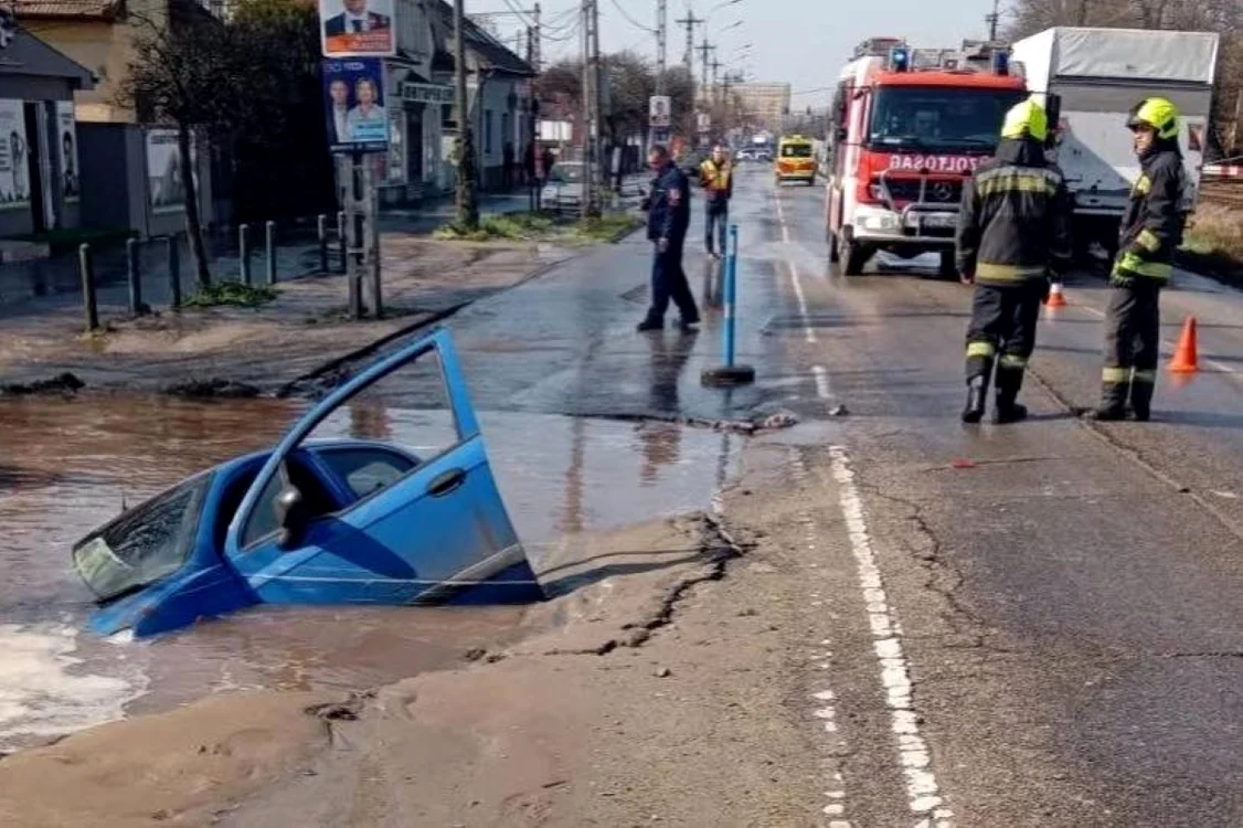 Masina a fost înghiţită de craterul apărut brusc pe stradă. FOTO: Facebook/BRFK