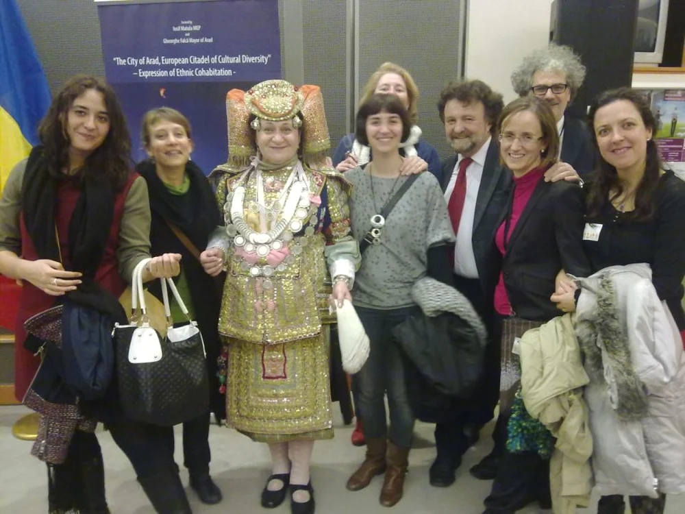 Toţi participanţii la evenimentul de la Bruxelles au dorit să se pozeze cu Maria îmbrăcată în costum