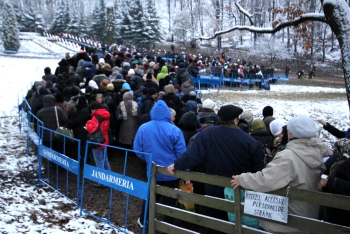 Sutede oameni s-au aşezat la coadă pentru a se ruga la mormântul părintelui Arsenie Boca. FOTO: Daniel Guţă. ADEVĂRUL.