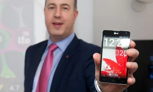 James Marshall, şeful diviziei de marketing a LG Electronics Europa, ne a arătat noul smartphone al companiei jpeg