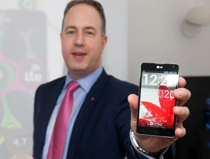 James Marshall, şeful diviziei de marketing a LG Electronics Europa, ne-a arătat noul smartphone al companiei