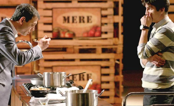 
    Sorin Bontea (stânga),  unul dintre juraţi, gustă  preparatele concurenţilor  