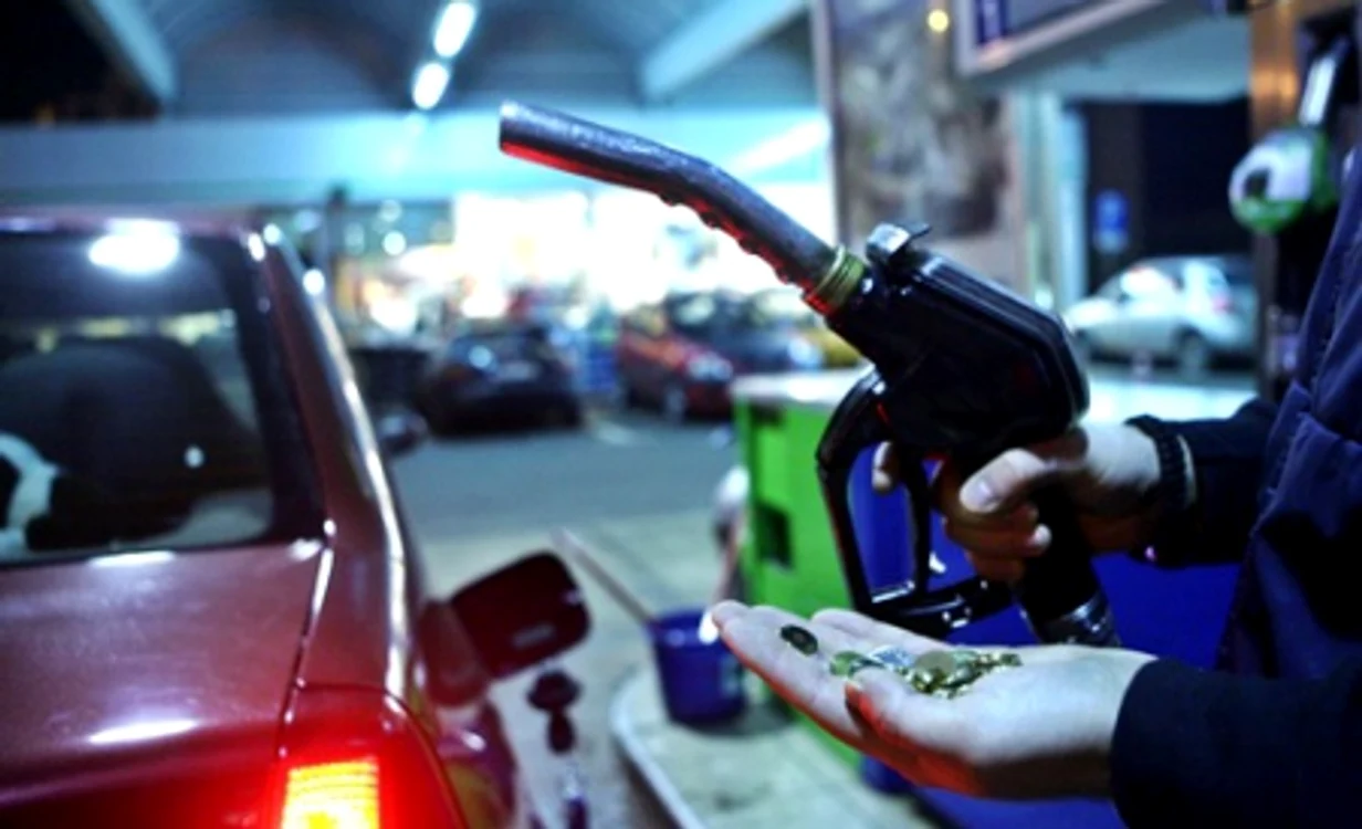 
    Plătim cu cinci bani mai puțin pe litrul de benzină și cu patru bani litrul de motorină  