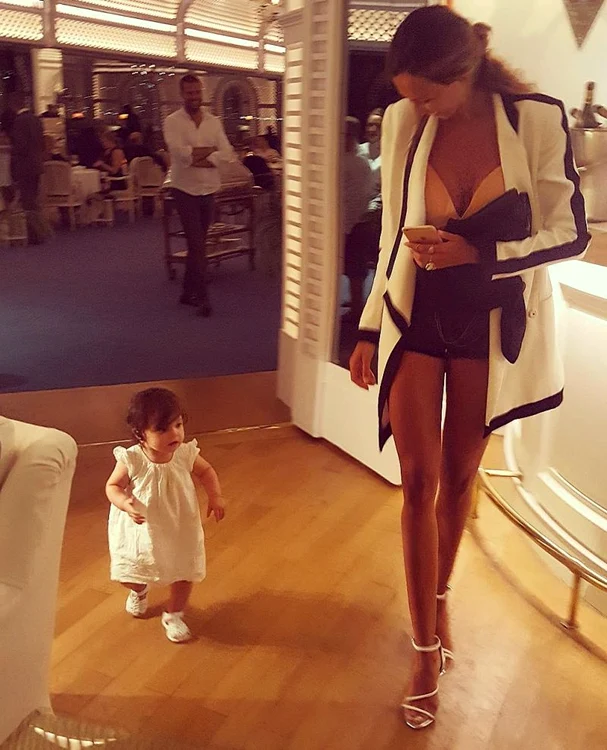 Mădălina Ghenea, în holul hotelului Cap-Eden-Roc 