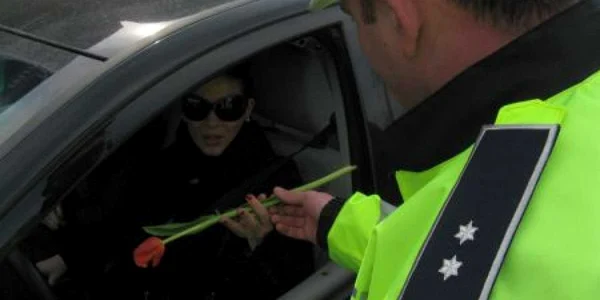 Poliţiştii sibieni au oferit lalele şoferiţelor