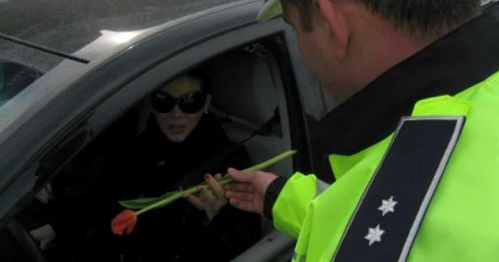 Poliţiştii sibieni au oferit lalele şoferiţelor
