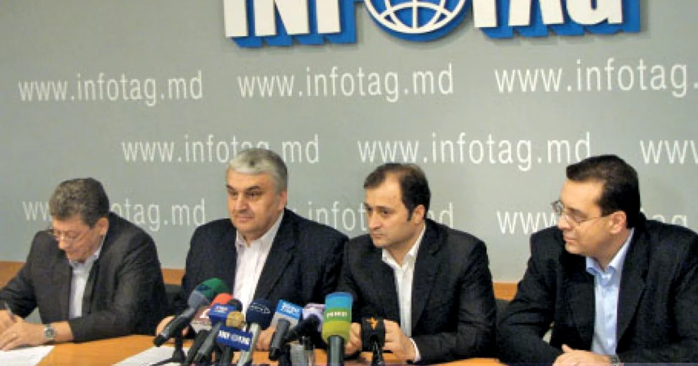 Ex-comunistul Marian Lupu (ultimul din dreapta) a avut poziţii diferite faţă de ale celorlalţi membri ai coaliţiei de guvernare