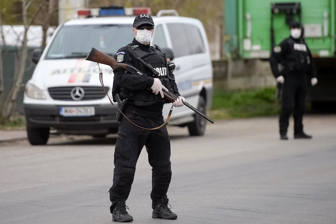 
    Izolare și măsuri stricte pentru toată lumea! Doar așa am putea depăși valul 4, e de părere dr. Vasi RădulescuFoto: Mediafax  
