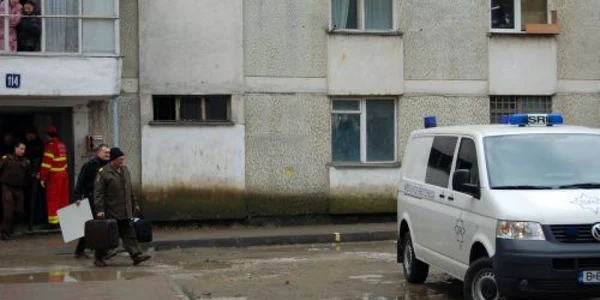 Valiza a fost ridicată de pirotehnişti sub ochii vecinilor curioşi 