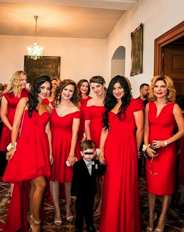 Milan, în centrul atenției la nunta părinților săi, înconjurat de toate domnișoarele de onoare