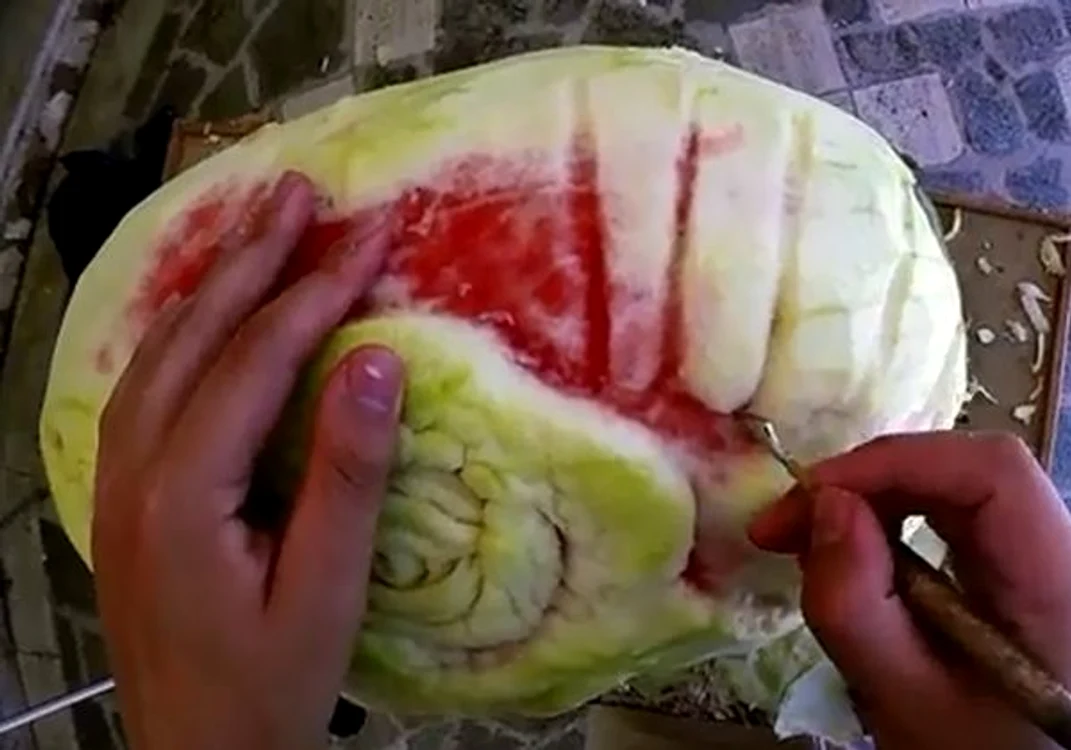 Taie cu atenţie coaja unui pepene, rezultatul final va întrece orice imaginaţie!Foto: Captura Youtube