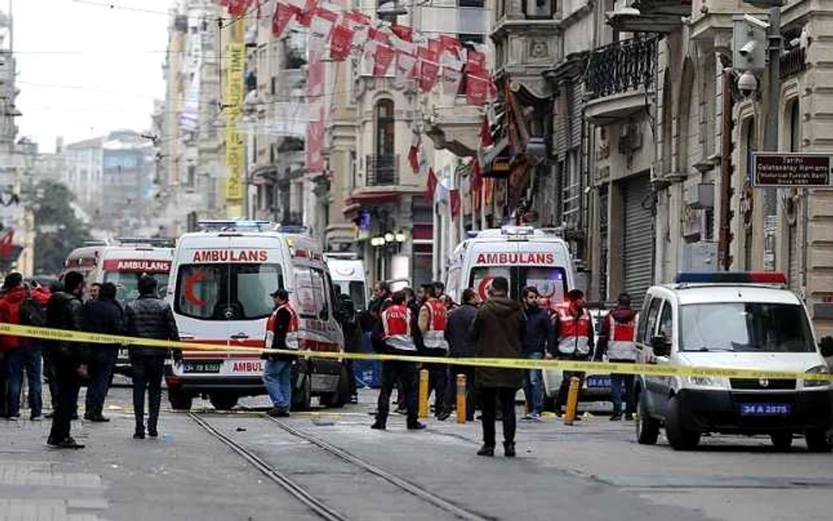 Patru persoane au murit ;i alte 36 au fost rănite în atemtatul de la Istanbul