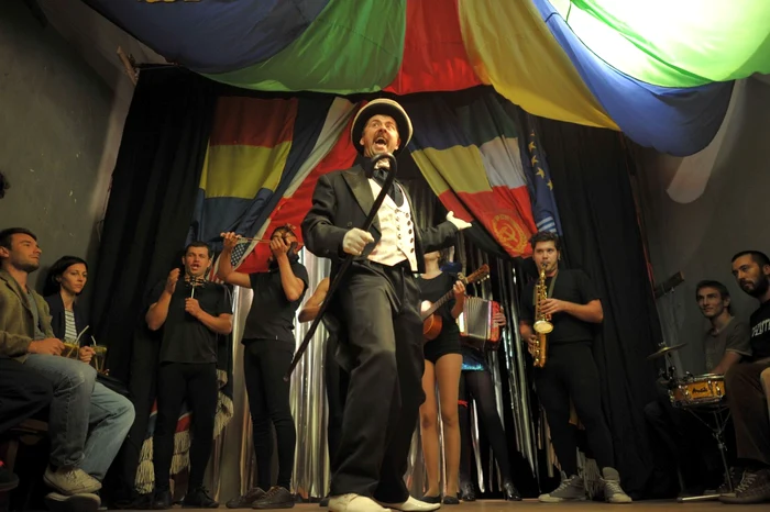 Scenă din „Circus Mundi”. FOTO: Auăleu Teatru