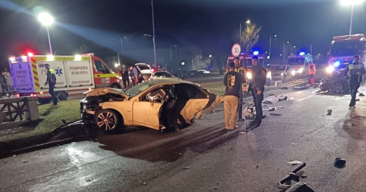 Accident mortal în Constanța: Bucăți din mașină răspândite pe stradă.