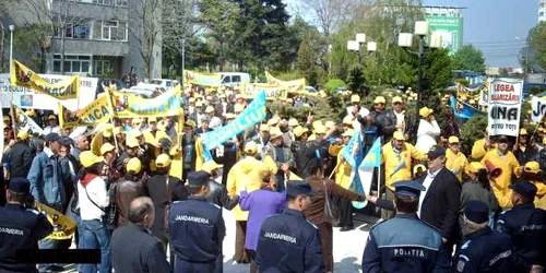 Imagini... "de arhivă" din faţa Prefecturii Olt - Slatina